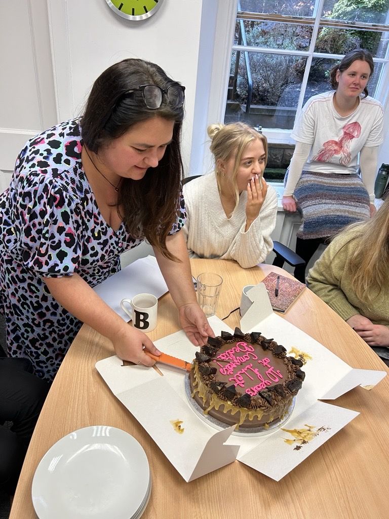 Cake-cutting queen! 👑